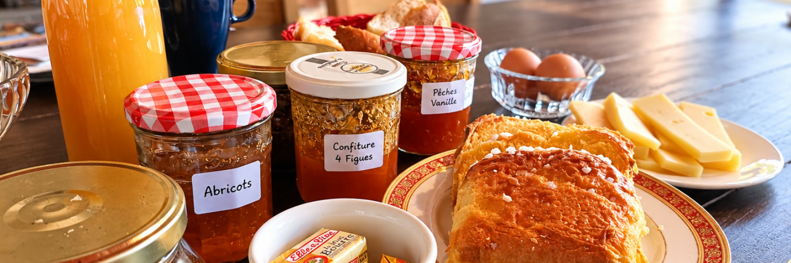 Petit-déjeuner de L'Aur Blan au Somail avec miel de nos ruches et confitures maison