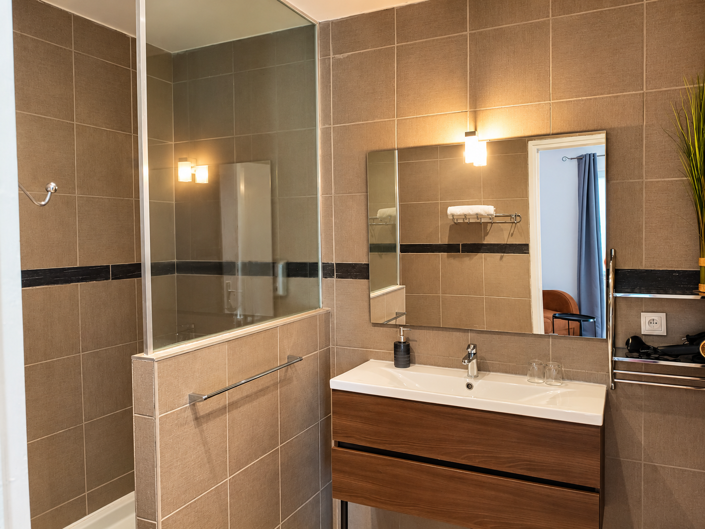 Salle de bain privative avec douche