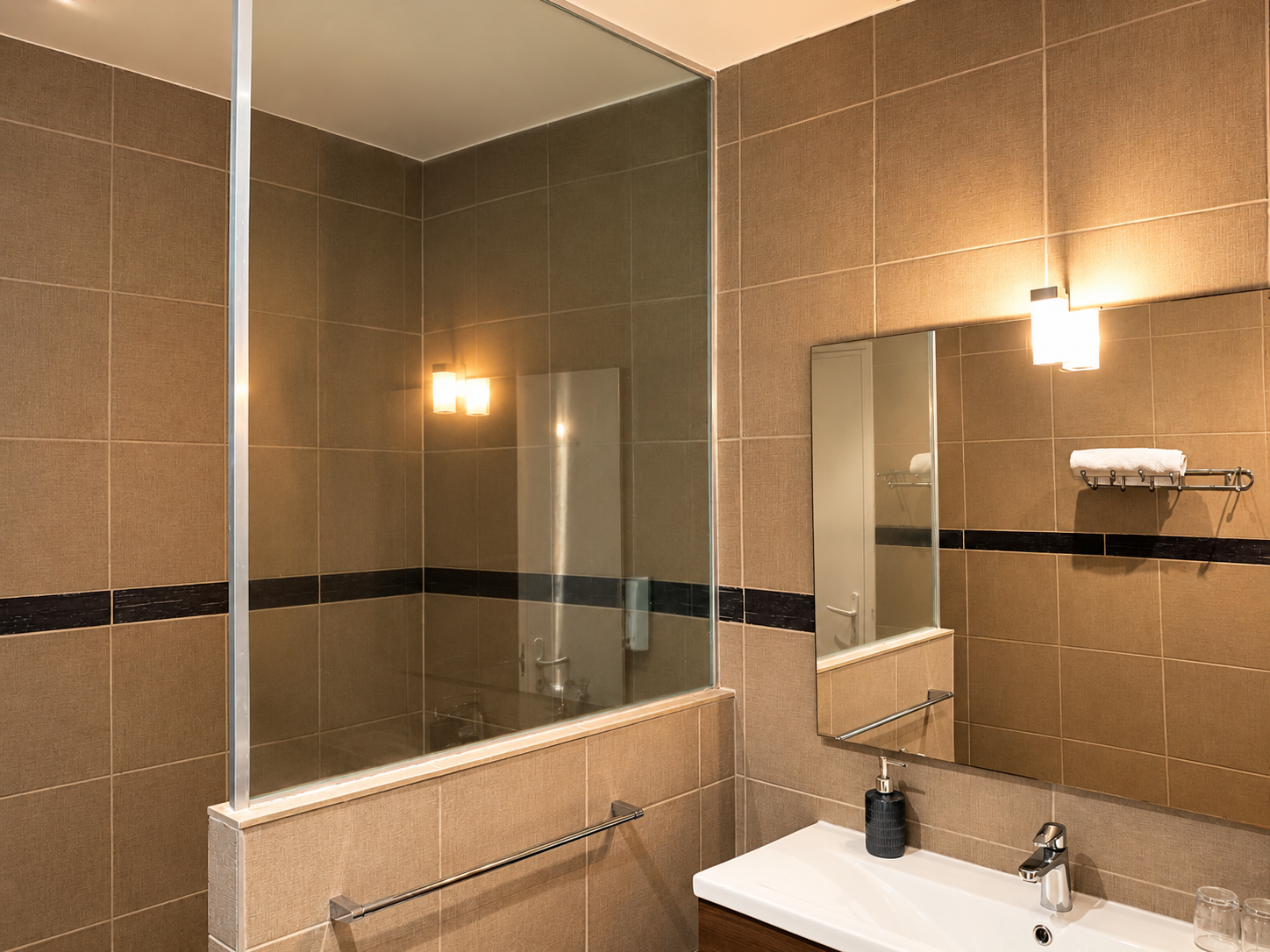 Salle de bain avec douche d'une chambre standard