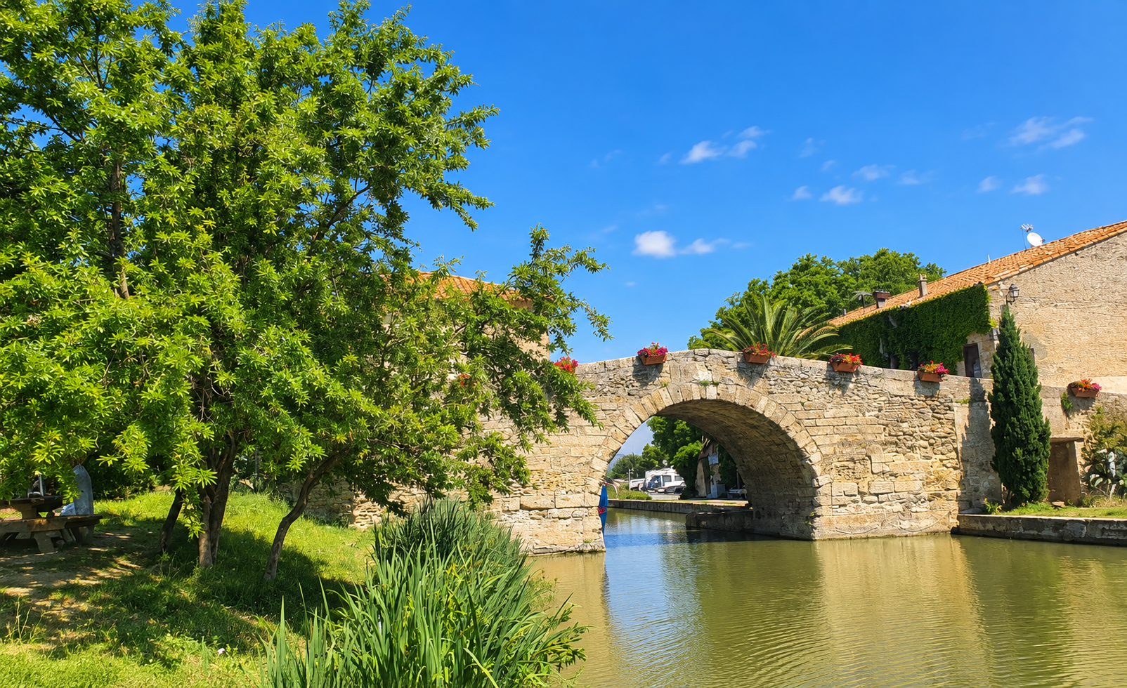 Le Somail et le Canal du Midi à proximité de L'Aur Blan