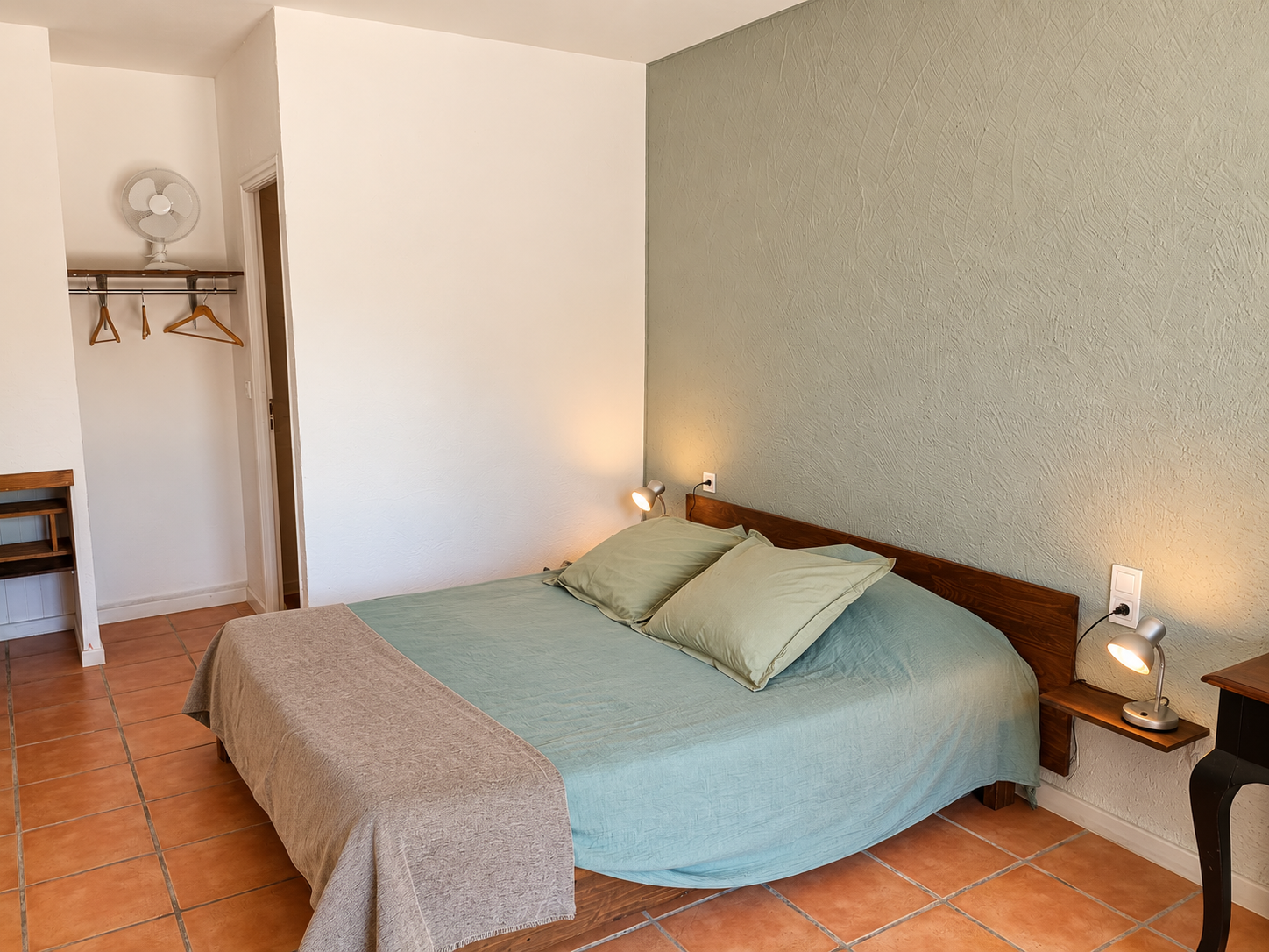 Chambre standard avec mobilier en bois